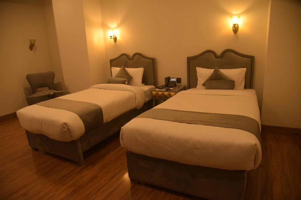 The Rich Hotel & Apartments Lahore Luaran gambar