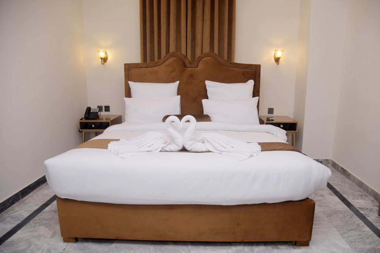 The Rich Hotel & Apartments Lahore Luaran gambar