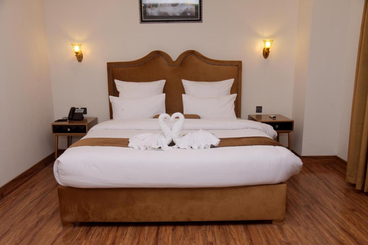 The Rich Hotel & Apartments Lahore Luaran gambar