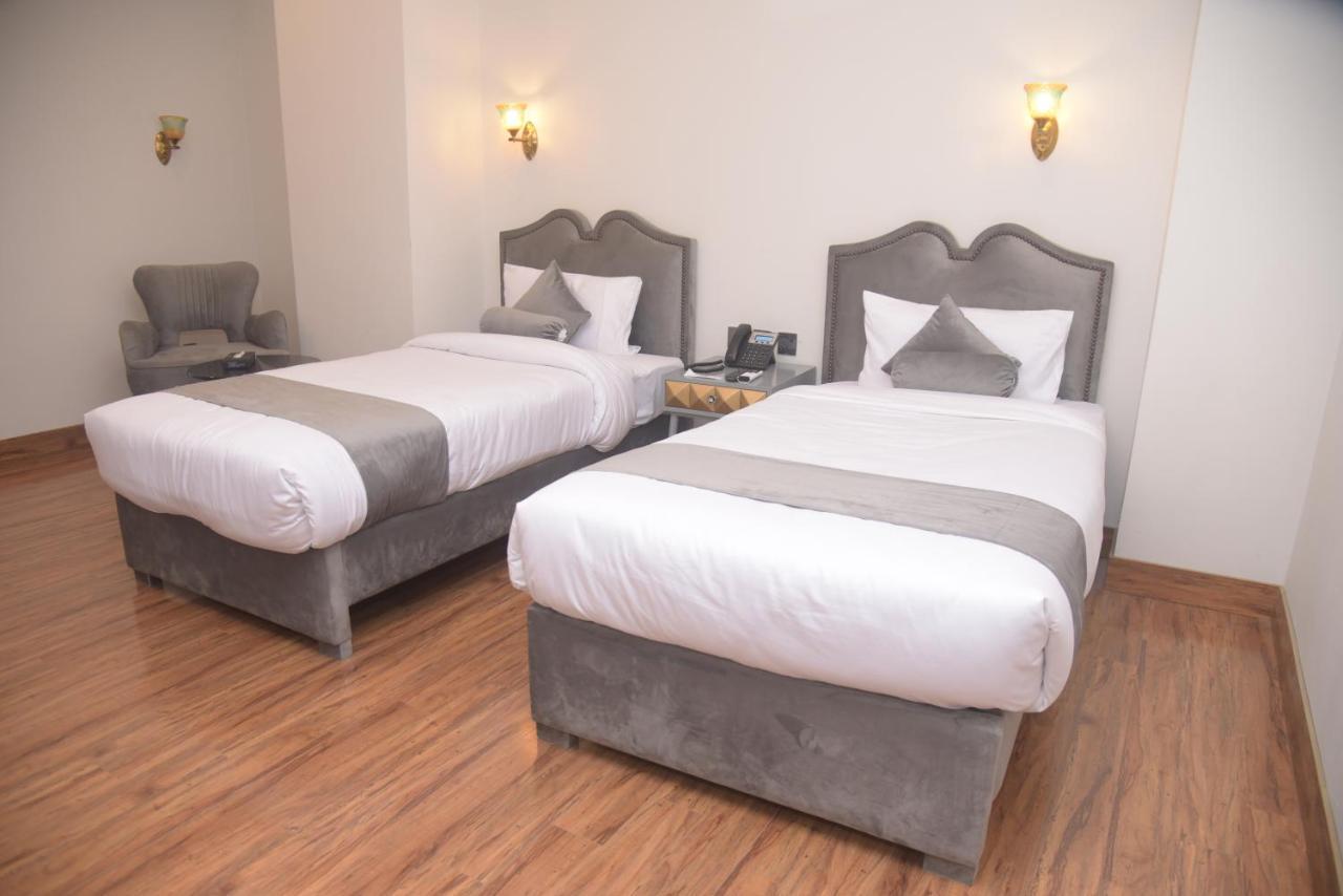The Rich Hotel & Apartments Lahore Luaran gambar