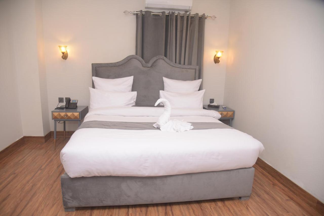 The Rich Hotel & Apartments Lahore Luaran gambar