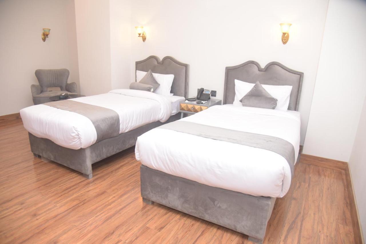 The Rich Hotel & Apartments Lahore Luaran gambar