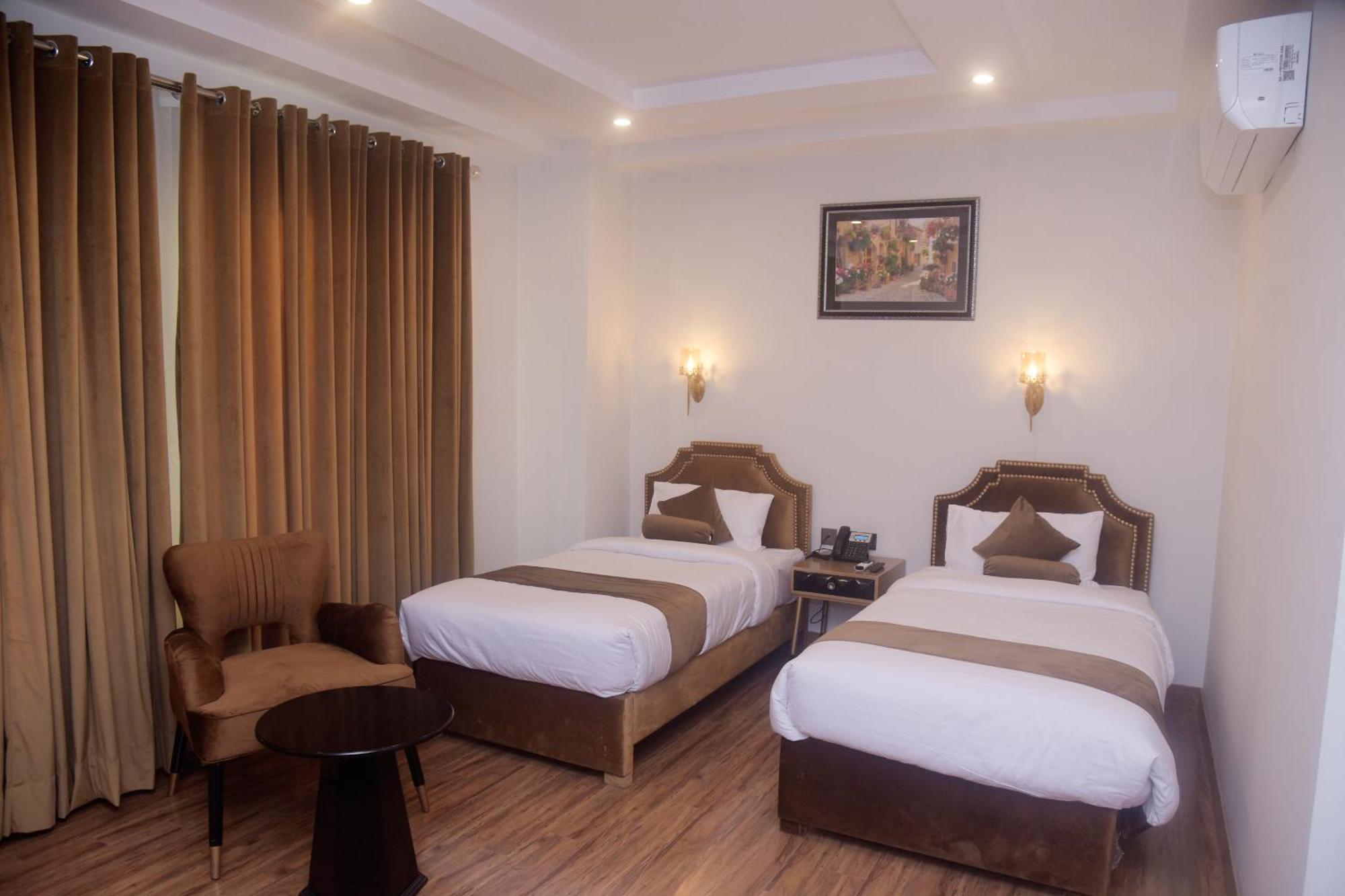 The Rich Hotel & Apartments Lahore Luaran gambar