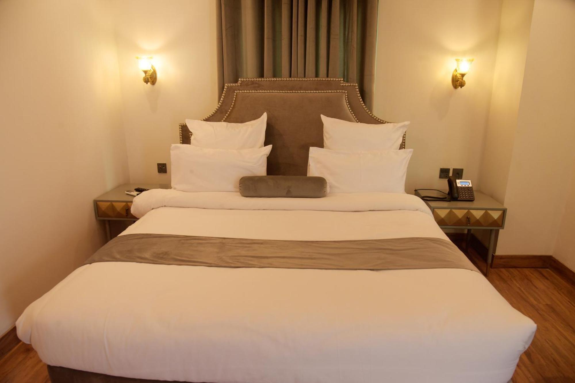 The Rich Hotel & Apartments Lahore Luaran gambar