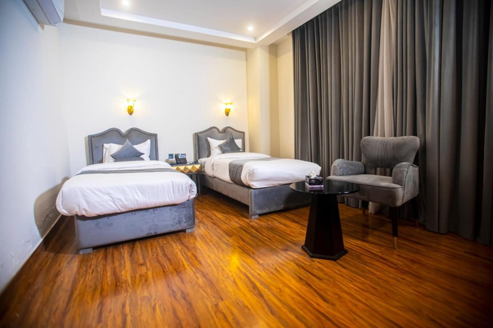 The Rich Hotel & Apartments Lahore Luaran gambar