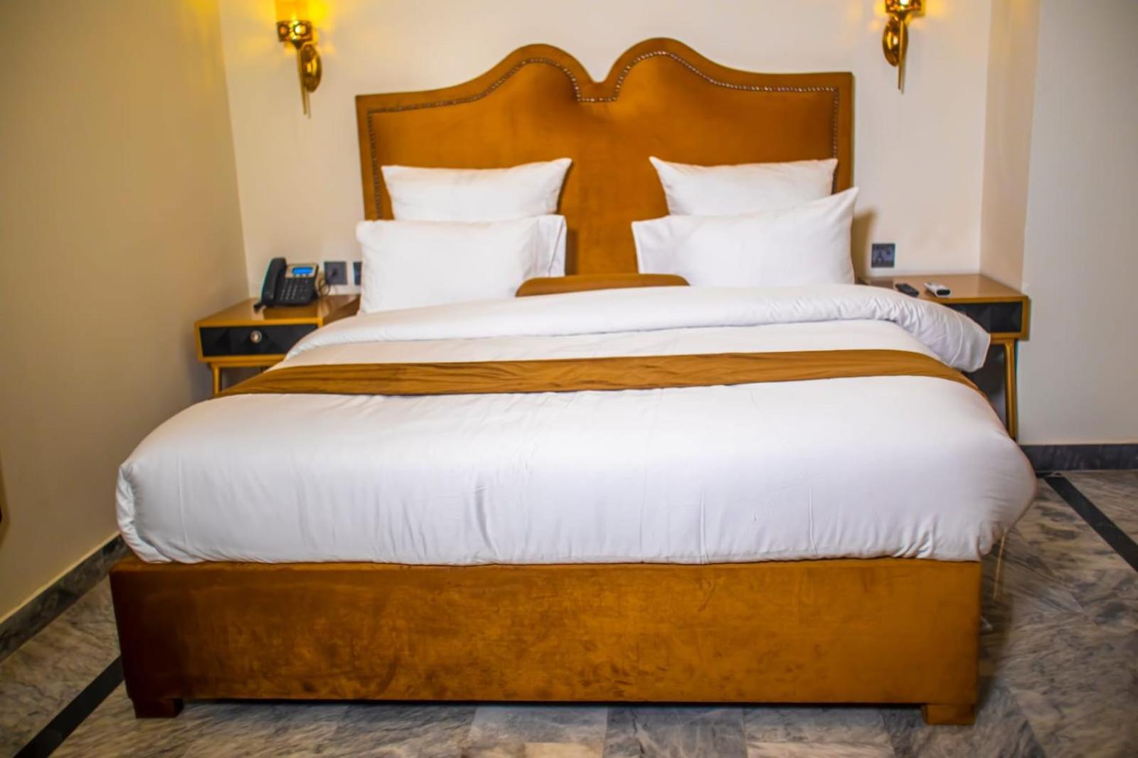 The Rich Hotel & Apartments Lahore Luaran gambar