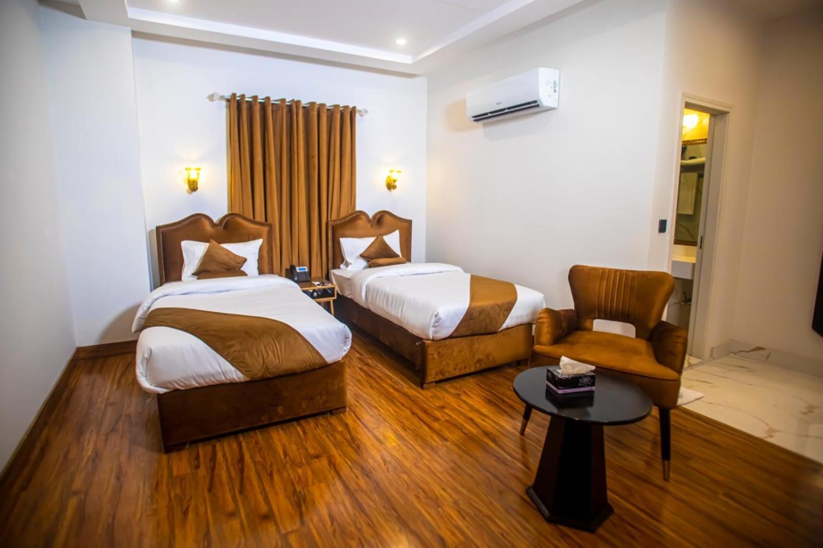 The Rich Hotel & Apartments Lahore Luaran gambar
