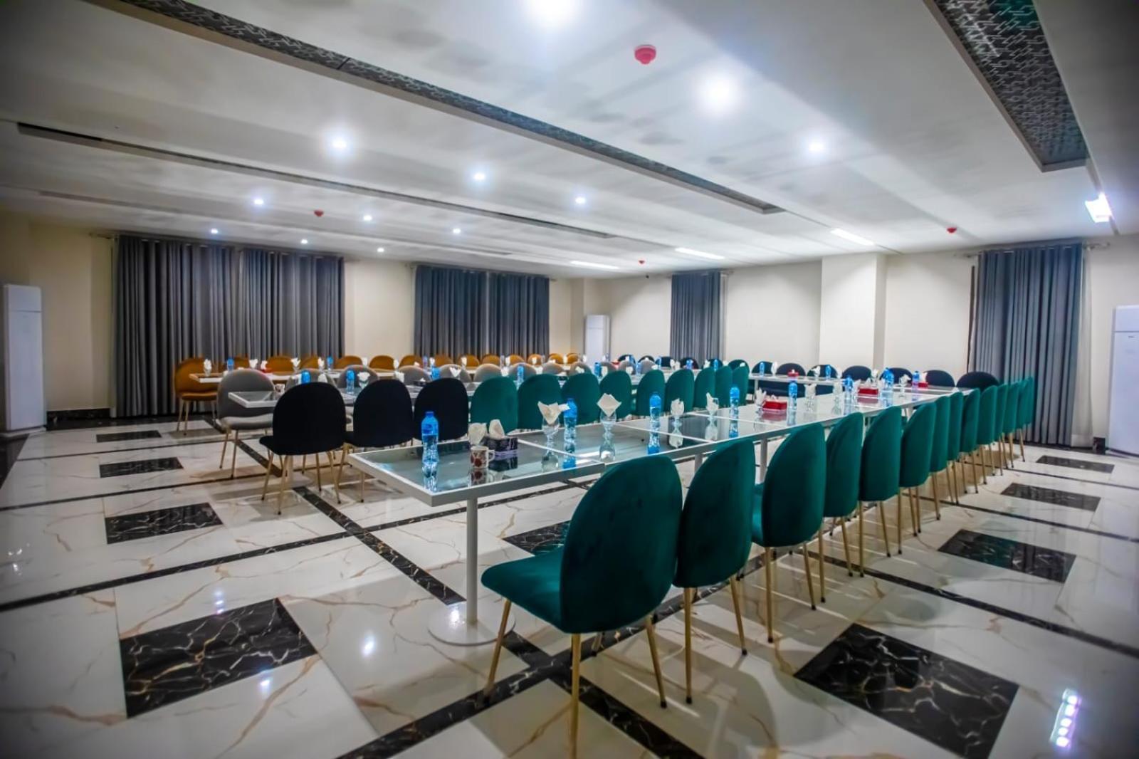 The Rich Hotel & Apartments Lahore Luaran gambar