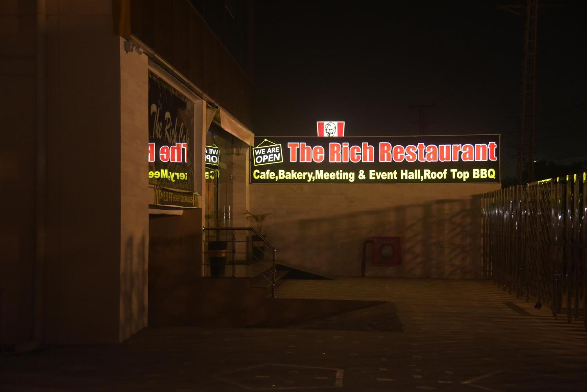 The Rich Hotel & Apartments Lahore Luaran gambar