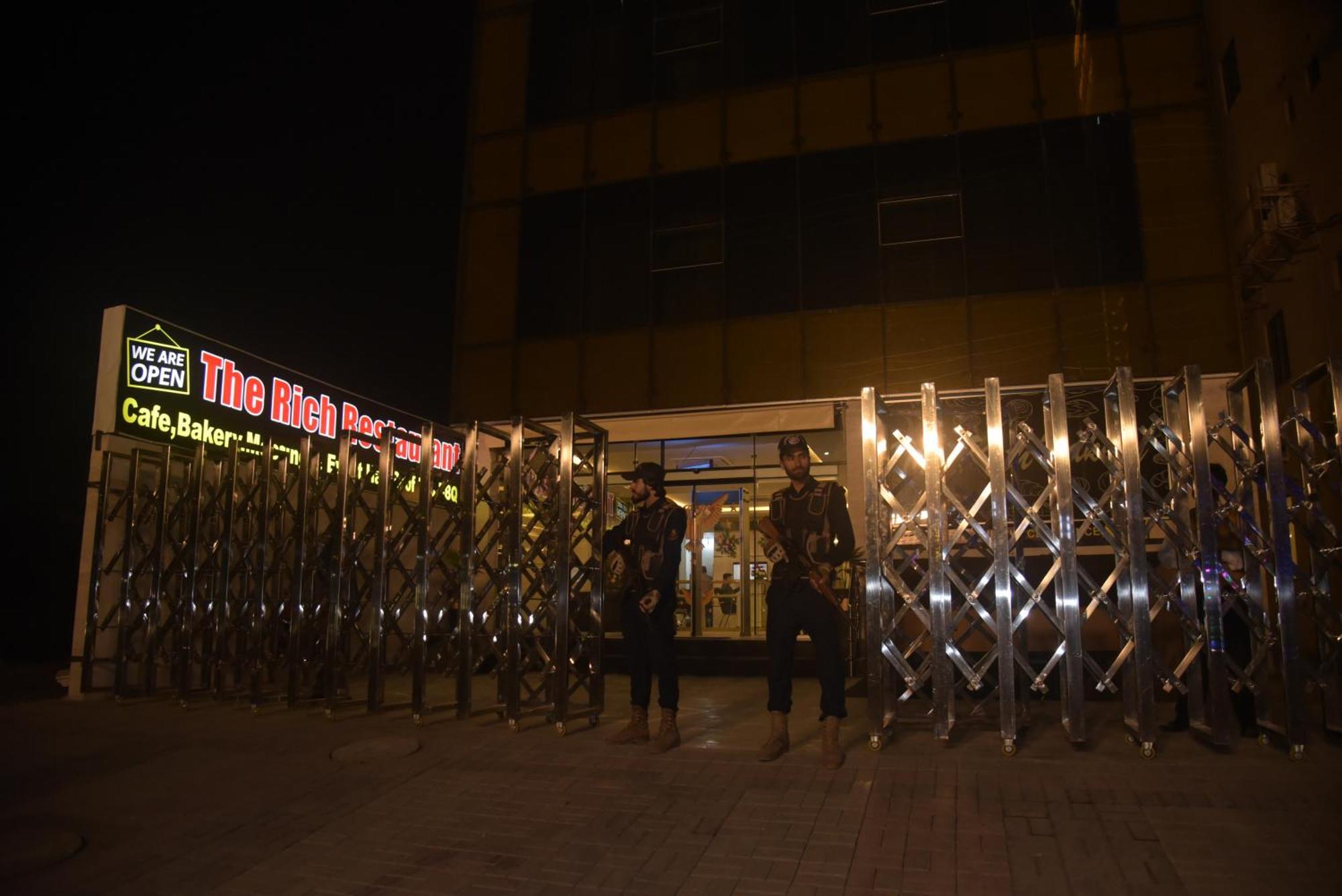 The Rich Hotel & Apartments Lahore Luaran gambar
