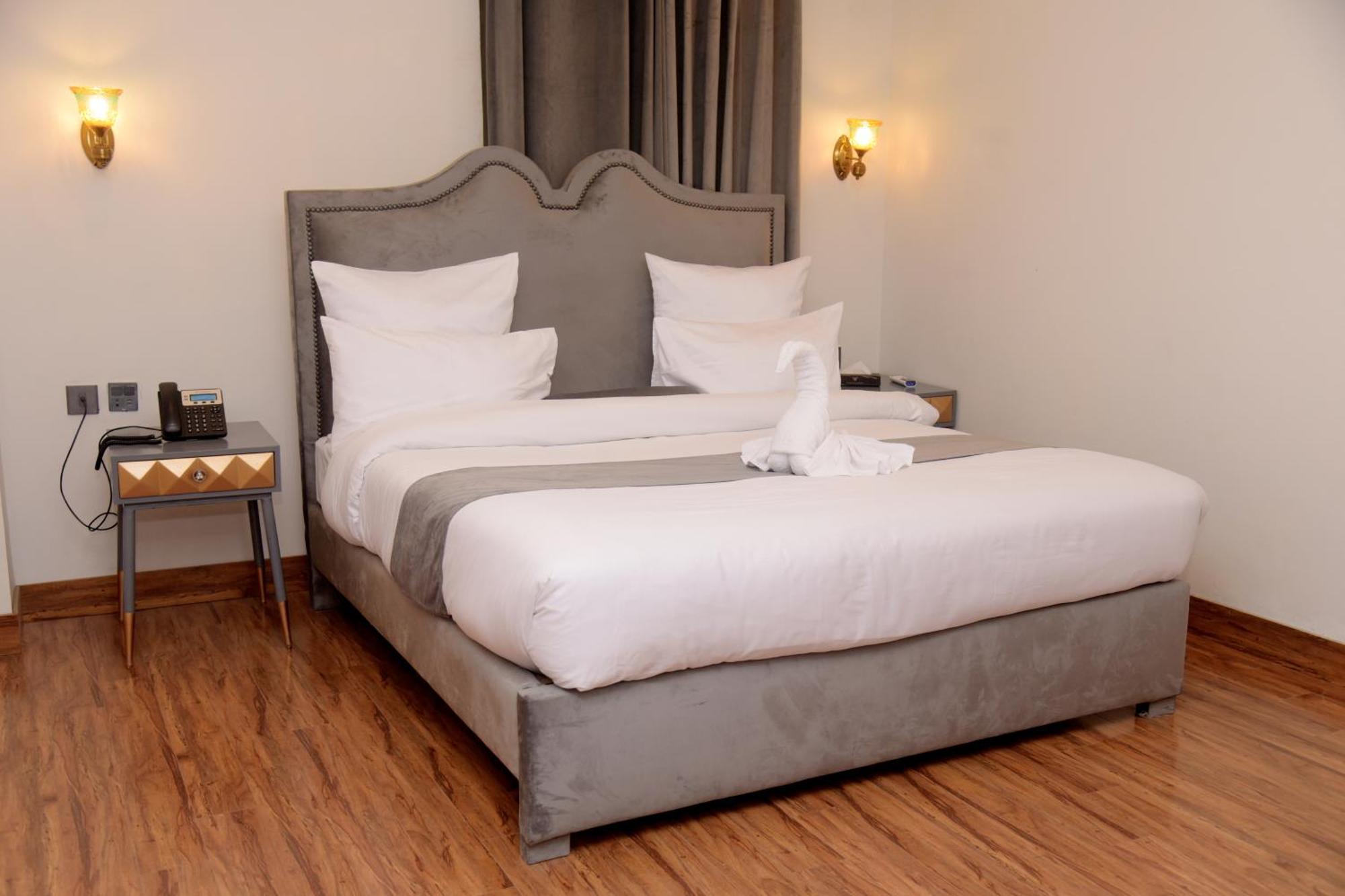 The Rich Hotel & Apartments Lahore Luaran gambar
