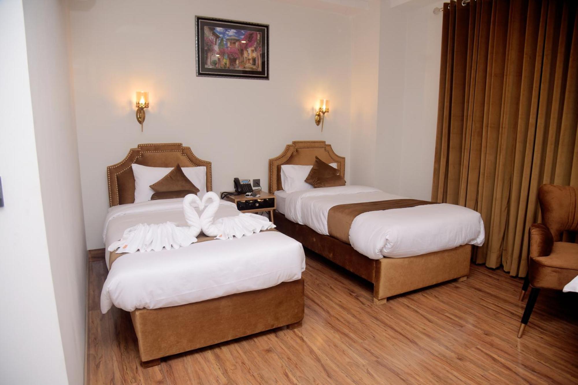 The Rich Hotel & Apartments Lahore Luaran gambar